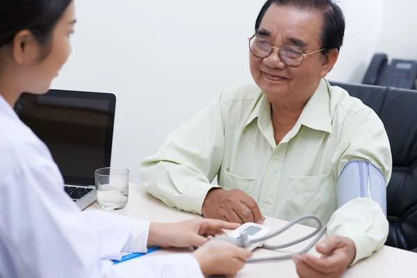 看護師の患者の血圧を測定 — ストック写真