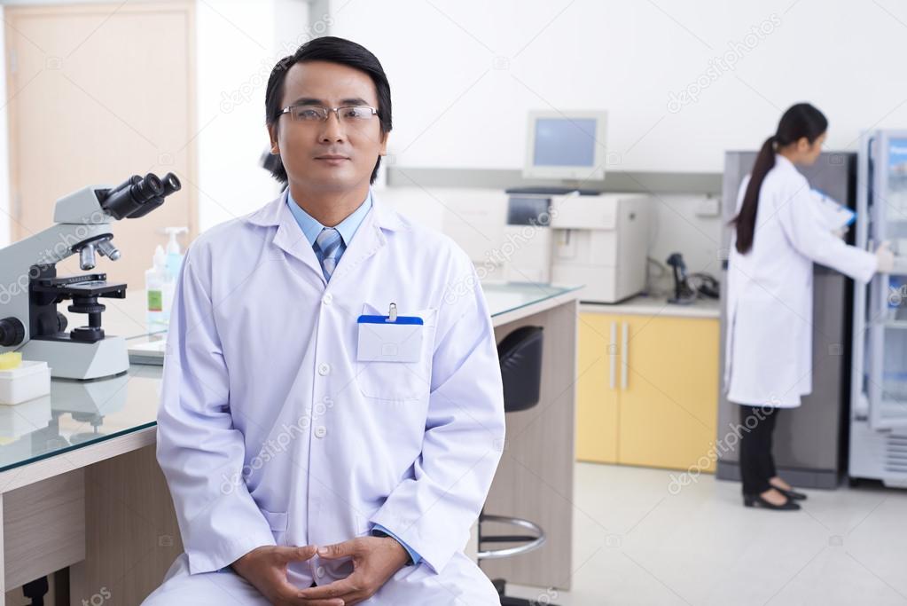 Vietnamese pharmacologist in the modern laboratory