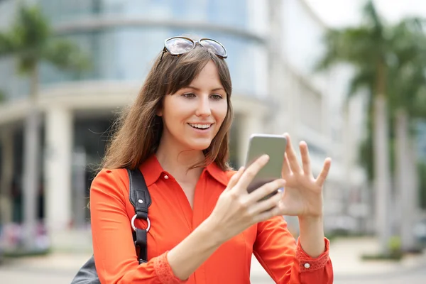 Kvinna läser textmeddelande — Stockfoto