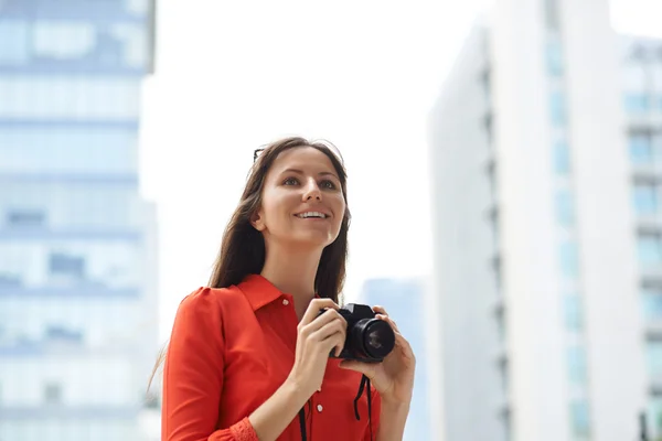 Vrouw nemen van foto's buitenshuis — Stockfoto