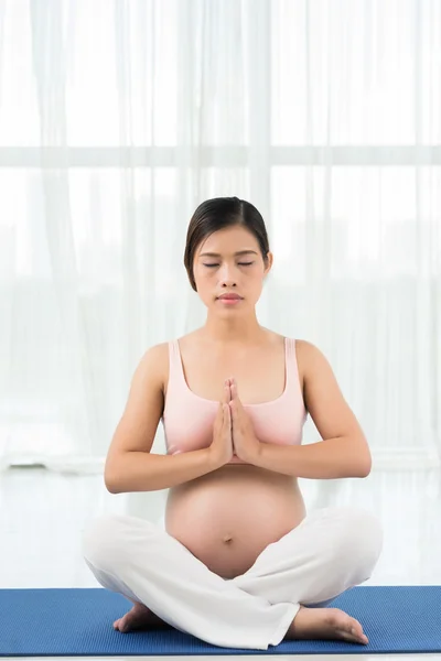 Ázsiai, terhes nő meditál nő — Stock Fotó