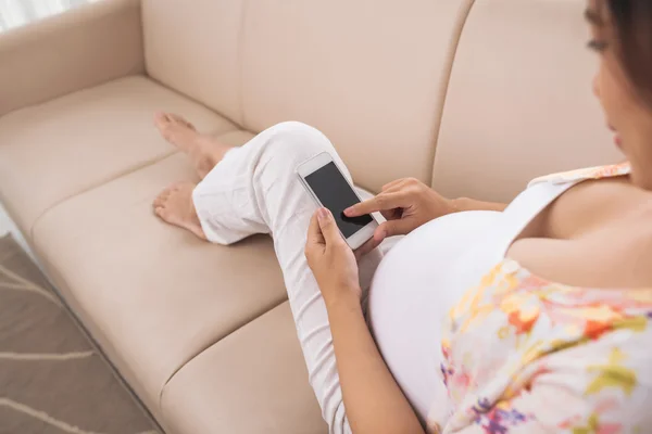 孕妇使用她的智能手机 — 图库照片