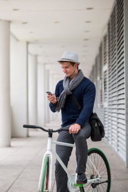 Şık adam telefonu kullanarak