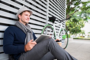 Tablet bilgisayarlı genç adam