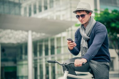 Adam Bisikletin üstünde oturan ve mesaj okuma