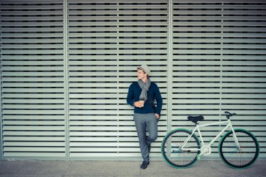 Modern bisiklet ile gülümseyen adam