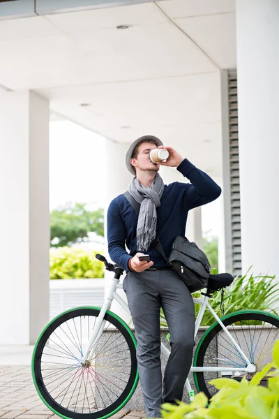 Uomo godendo di caffè fresco — Foto Stock