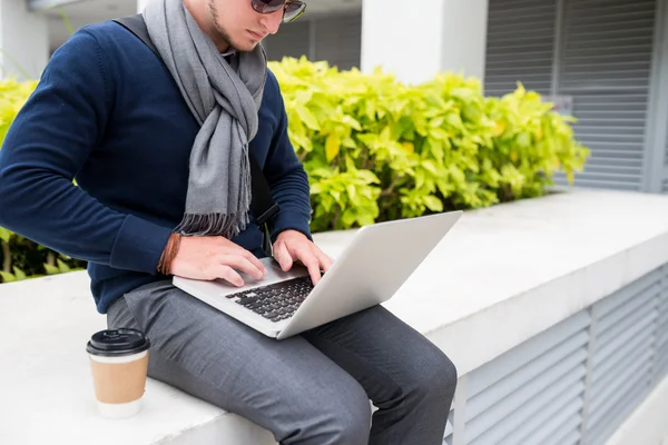 Homme étudiant travaillant sur ordinateur portable — Photo