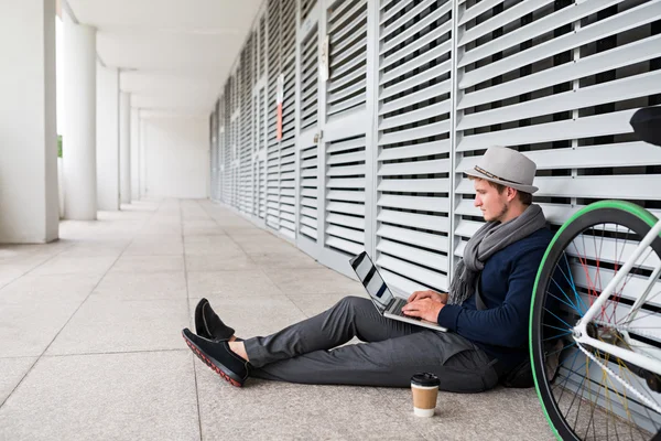 Ung man som arbetar på bärbar dator — Stockfoto