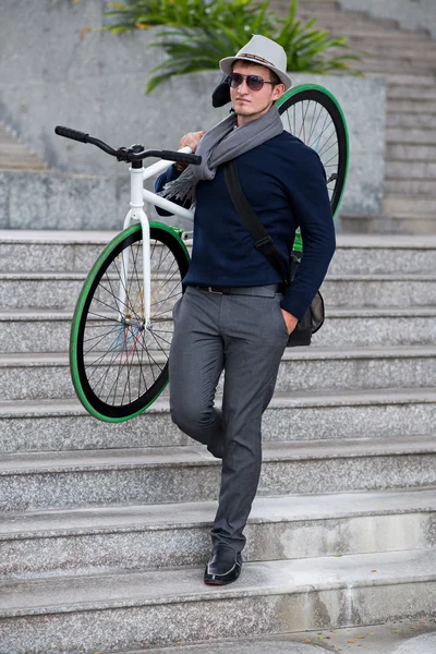 Fashionabla ung man med cykel — Stockfoto