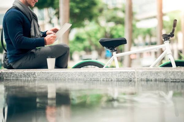 Homem descansando com computador tablet — Fotografia de Stock