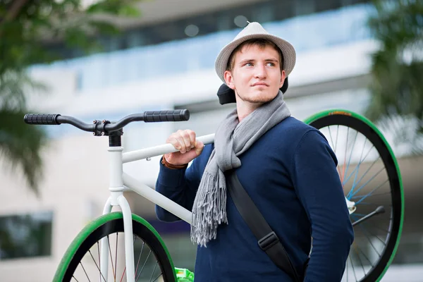 Bello giovanotto con bicicletta — Foto Stock