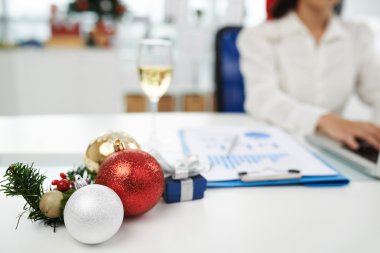 Noel arifesinde çalışma iş kadını