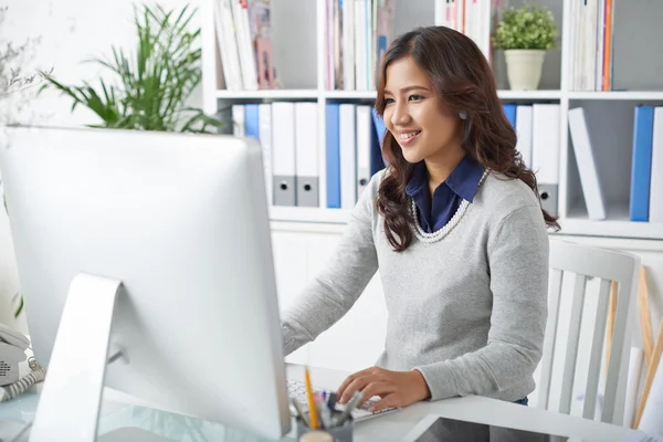 Young attractive business lady working — Stock Photo, Image