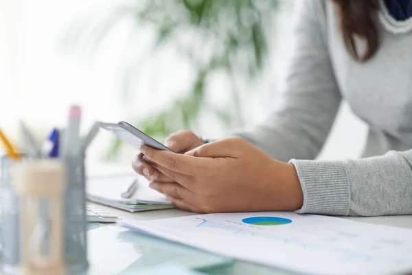 Señora de los negocios usando smartphone — Foto de Stock