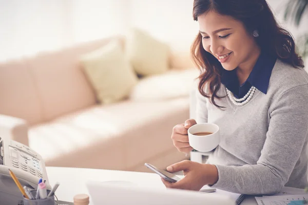 Mujer bebiendo café y mensajes de texto —  Fotos de Stock