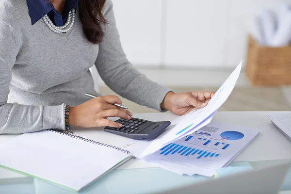 Vrouwelijke boekhouder werken op financieel verslag — Stockfoto