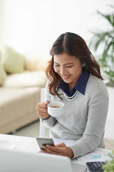 Asiatisk kvinna kontrollera sin telefon — Stockfoto