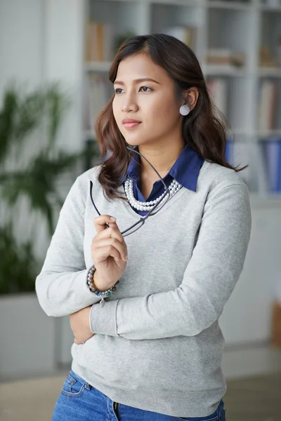 Nadenkend Indonesische vrouw met glazen — Stockfoto