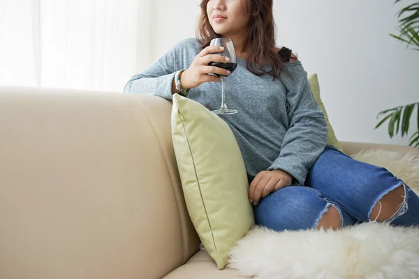 Femme relaxante avec un verre de vin — Photo