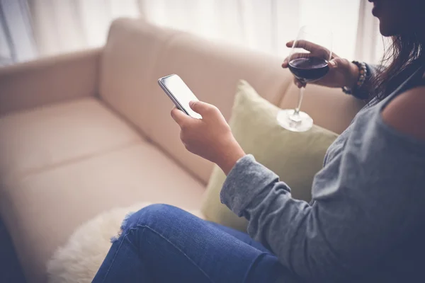 Mulher bebendo vinho e mensagens de texto — Fotografia de Stock