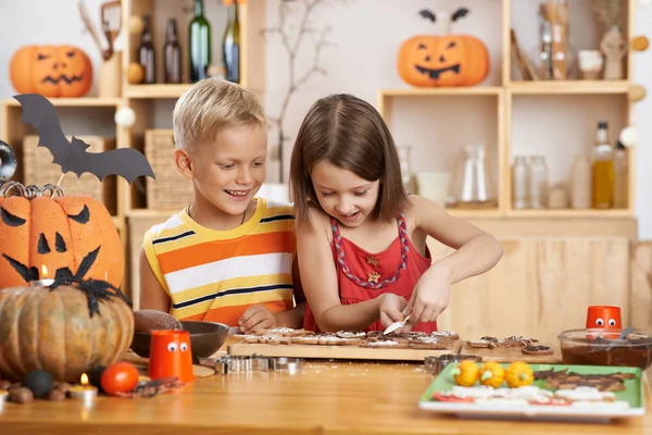 Children making Halloween treats — Stock Photo, Image