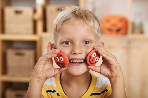 Chico excitado mostrando galletas divertidas — Foto de Stock