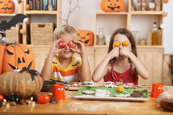 Hermano y hermana sosteniendo dulces de Halloween — Foto de Stock