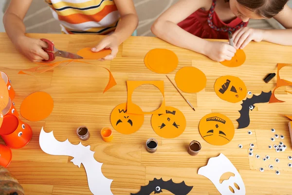 Niños haciendo decoraciones de Halloween —  Fotos de Stock