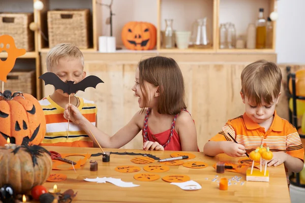 Niños haciendo decoraciones de Halloween — Foto de Stock