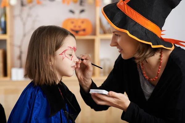 Mujer aplicando maquillaje de Halloween — Foto de Stock