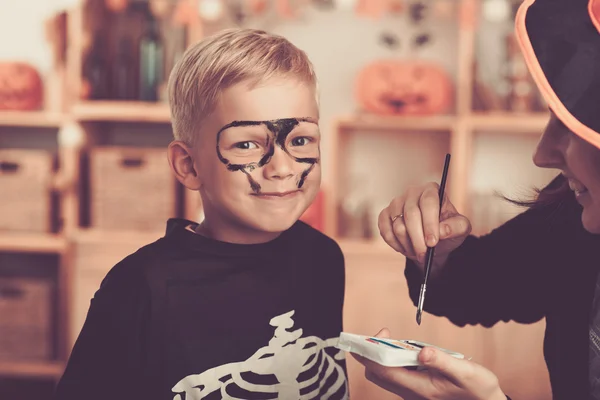 Pojke att få ansikte målat för Halloween — Stockfoto