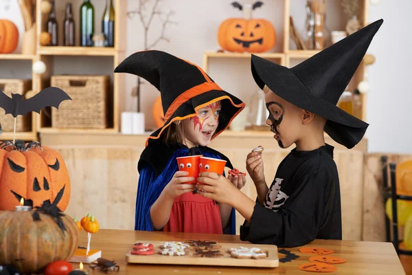 Crianças na festa de Halloween — Fotografia de Stock