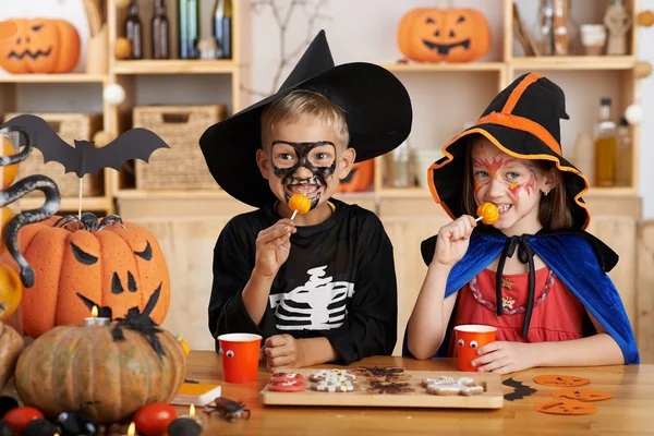 De gelukkige kinderen eten Halloween behandelt — Stockfoto