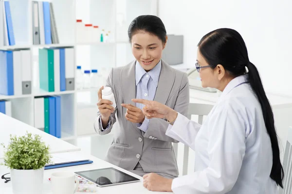 Farmacêutico que mostra novo medicamento — Fotografia de Stock