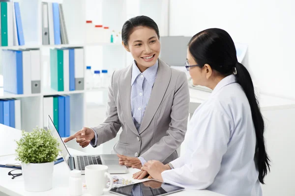 Affari signora incontro con medico scienziato — Foto Stock