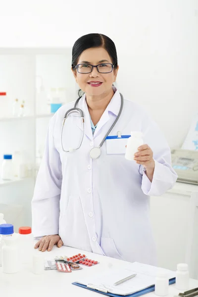 Vietnamesiska kvinnliga farmaceut — Stockfoto