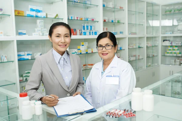 Asiática mujer de negocios suspirando contrato —  Fotos de Stock