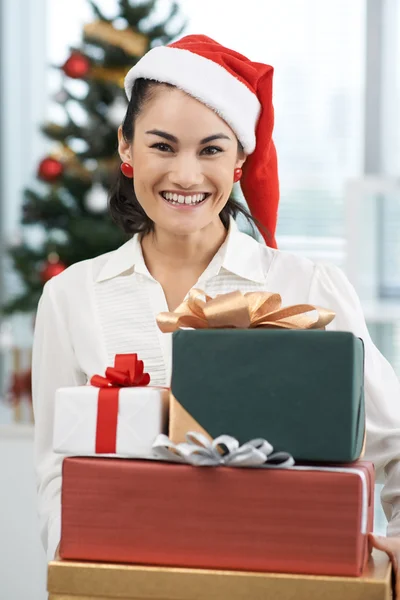 Trabalhadora de escritório em Santa hat — Fotografia de Stock