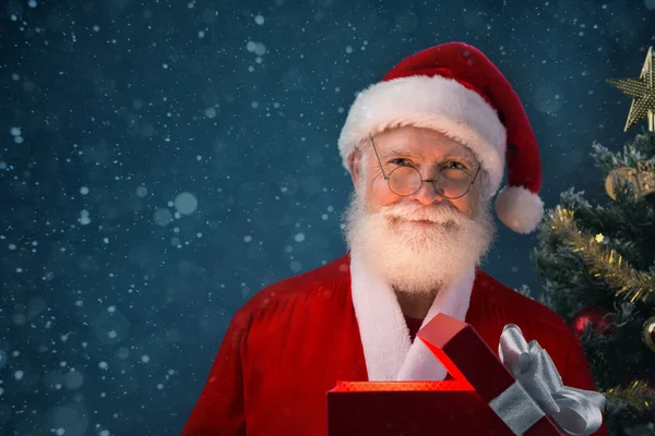 Święty Mikołaj z pudełkiem prezentów — Zdjęcie stockowe