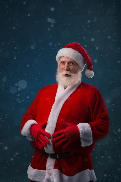 Weihnachtsmann berührt seinen Bauch — Stockfoto