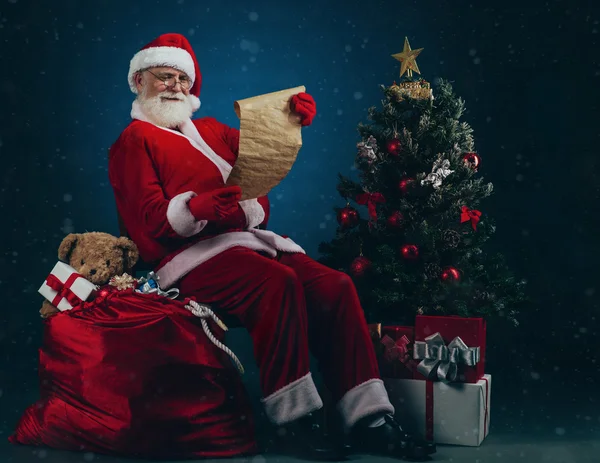 Santa Claus reading wish list — Stock Photo, Image