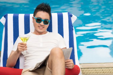 Genç adama rahatlatıcı Havuzu