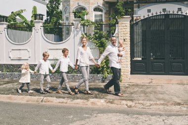 Ebeveynler ve çocuklar elele