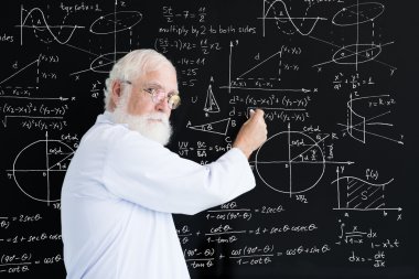 Üst düzey bilim adamı grafikler ve formüller yazma