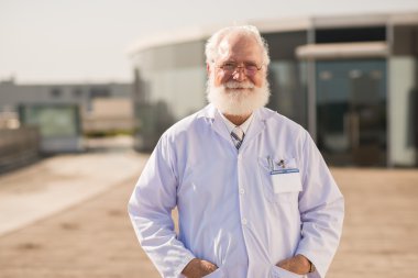 Gülümseyen kıdemli bilim adamı