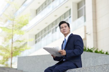 Kağıtları ile yakışıklı işadamı