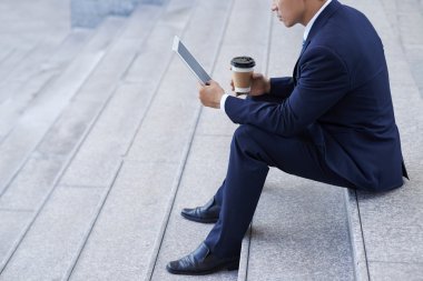 Kahve ve touchpad ile işadamı
