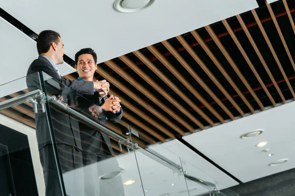 Cheerful Vietnamese businessmen talking — Stock Photo, Image