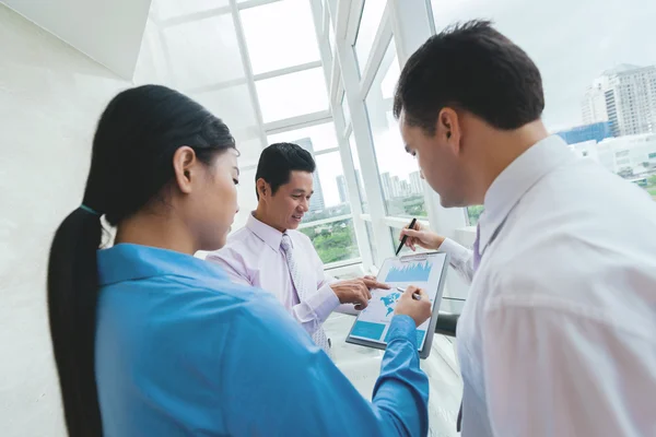 Equipo de negocios discutiendo informe financiero — Foto de Stock